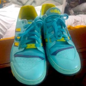 Adidas 9 1/2 blue torsion shoes